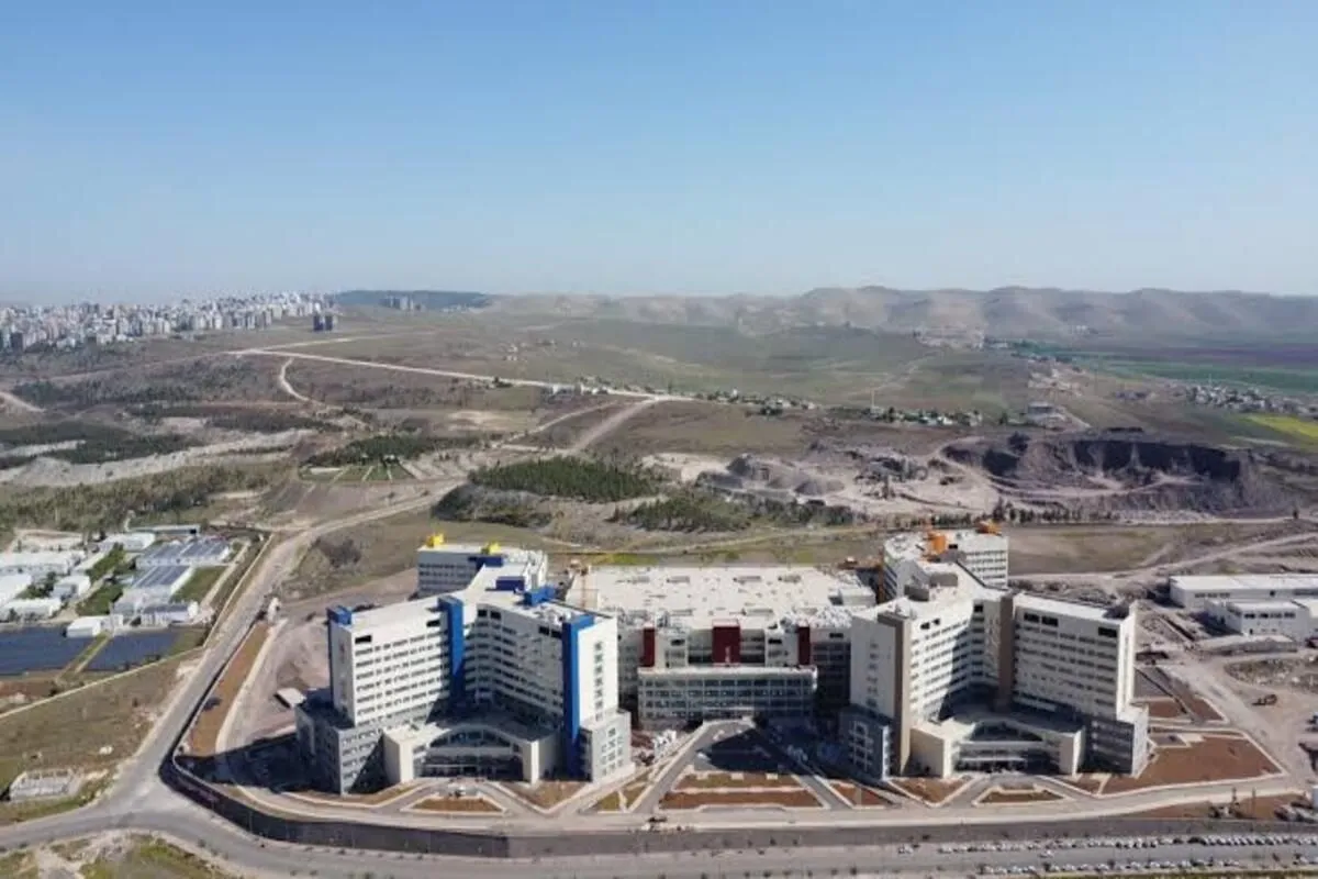 Şanlıurfa Şehir Hastanesi'nde Çevre ve Peyzaj Çalışmaları Betonarme Yığınlar Arasında